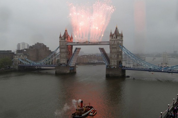 Fireworks+explode+over+Tower+Bridge+during+the+Thames+Diamond+Jubilee+Pageant+on+the+River+Thames