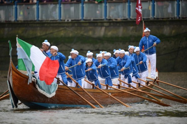 Participants+row+a+boat+flying+the+Italian+flag+as+boats+line+up+for+the+start+of+the+Diamond+Jubilee+River+Pageant