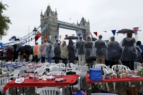 People+leave+their+tables+and+watch+as+the+flotilla+passes+Tower+Bridge+during+the+Thames+Diamond+Jubilee+Pageant