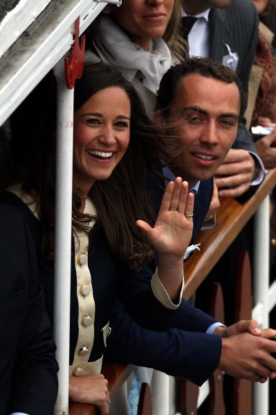 Pippa+Middleton+and+her+brother+Michael+during+the+Diamond+Jubilee+River+Pageant