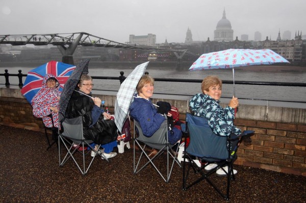 Royal+revellers+wait+in+the+rain+on+the+South+Bank+of+the+River+Thames