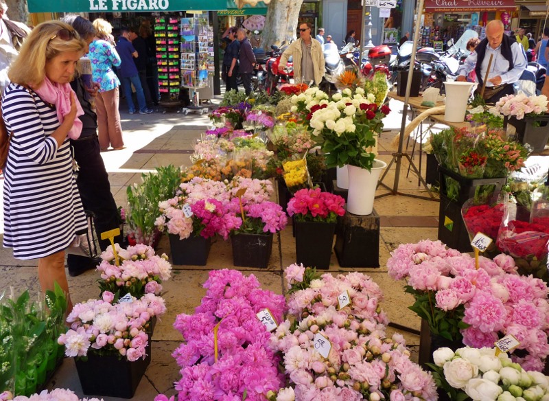If I just had a vase and a sideboard.....I would buy bundles of flowers....