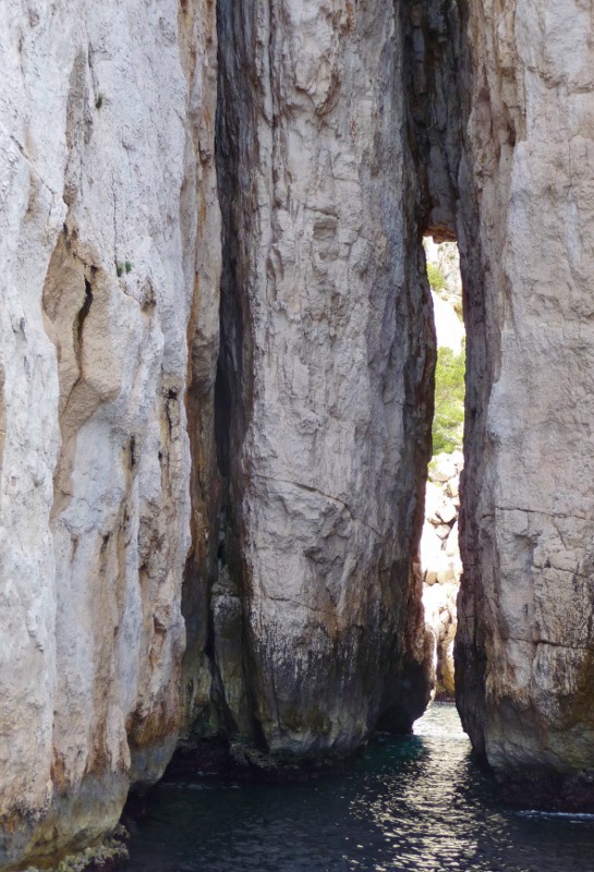 Looking through the crack to En Vau