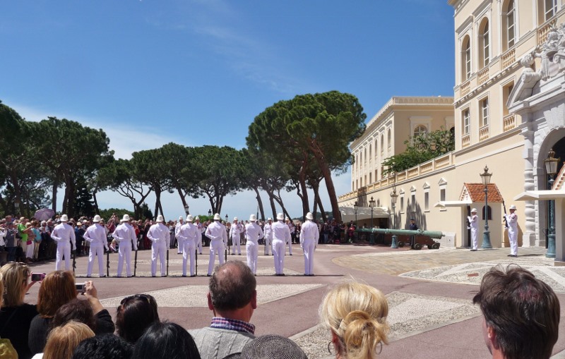 Changing the guard in Place Palais
