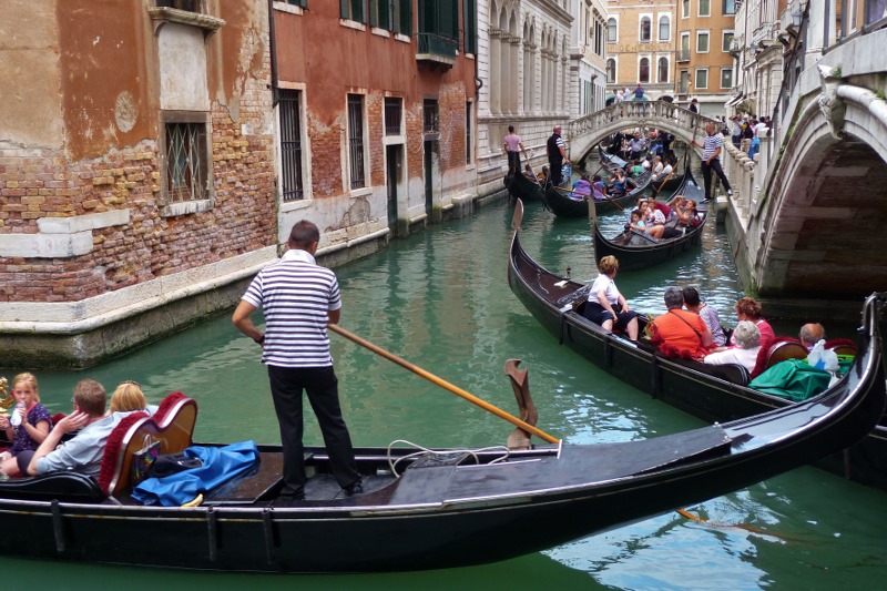 Gondola traffic jam 
