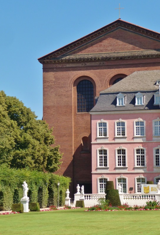  The Basilica and the Palace of the Electors 