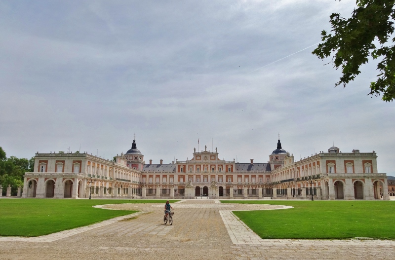 Clcling across the Plaza Eliptica past the Palacio Real