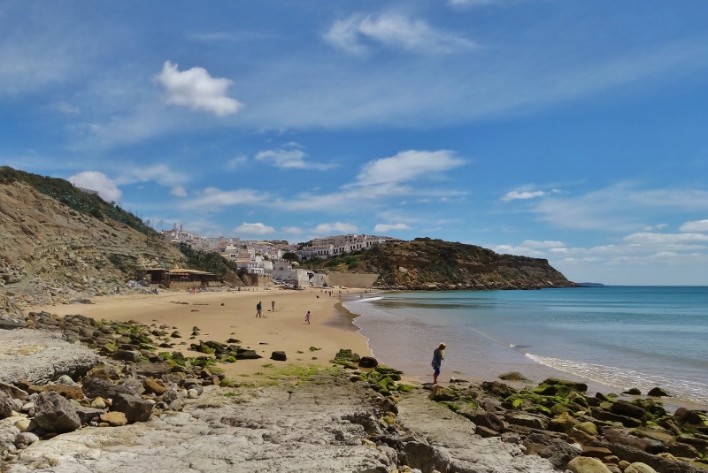  Checking the rock pools on Praia do Burgau