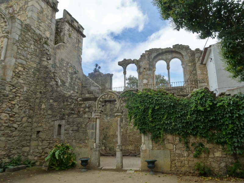 The ruins next to the Palacio de Dom Manuel