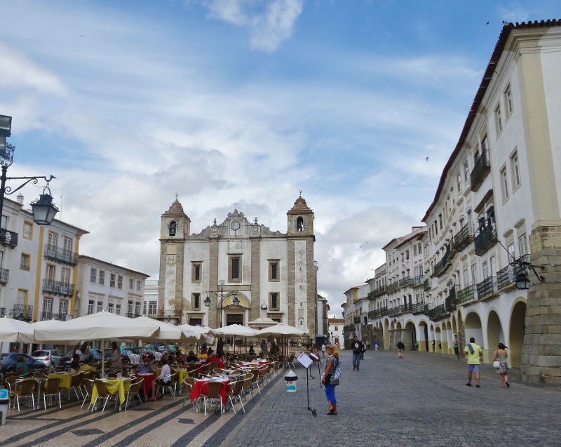 Checking menus in the Praça de Giraldo