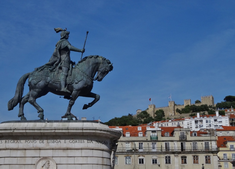 Dom João I looking up to the Castelo de Sao Jorge