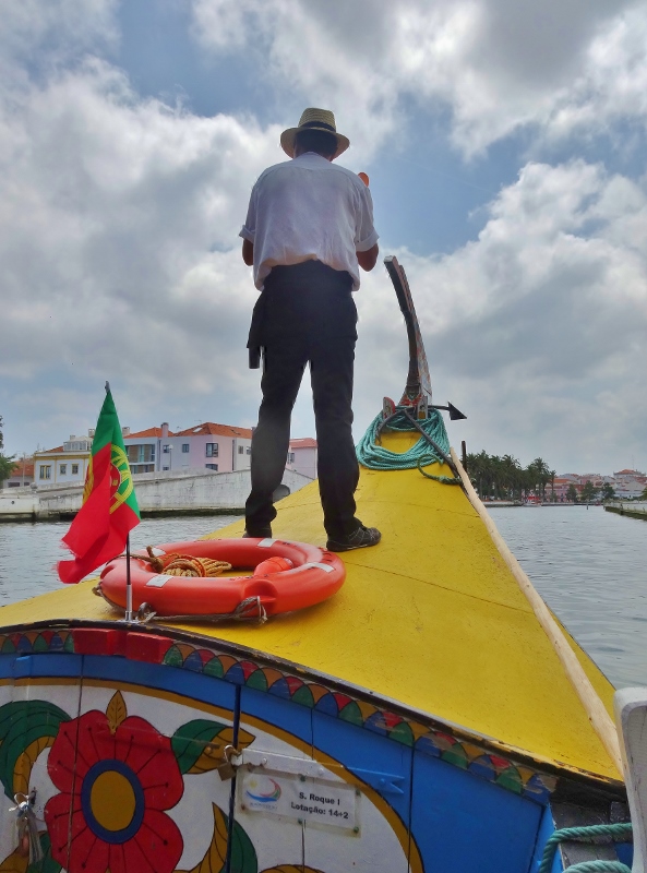 Its not a gondola, so is he a moliceirosier