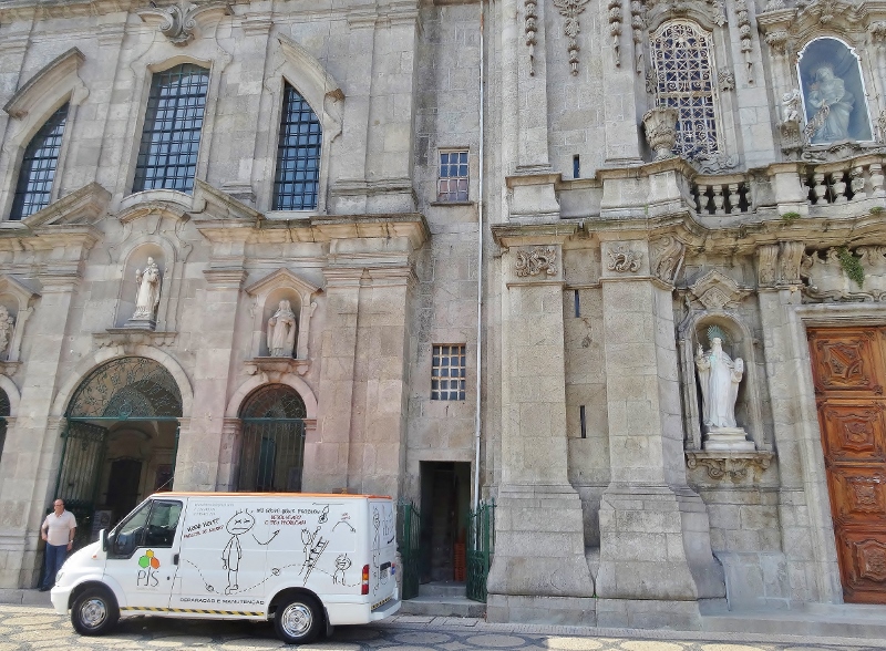The narrowest house in Portugal, the front door is just by the back door of the van