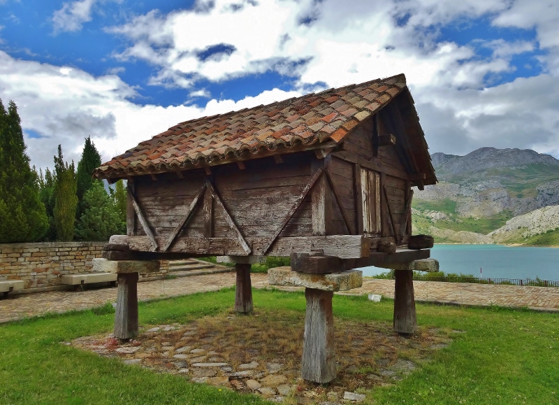 A wooden horrea at Riaño 