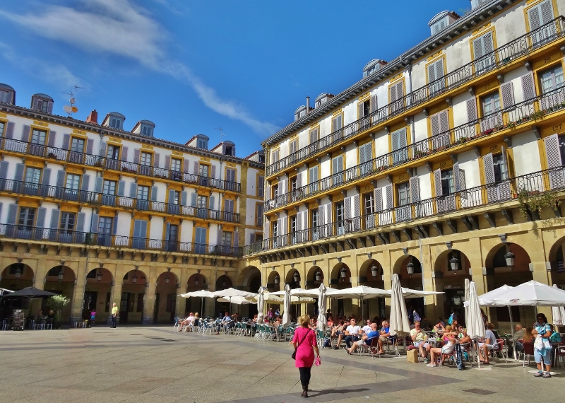 Choosing a bar in Plaza de la Constitución 