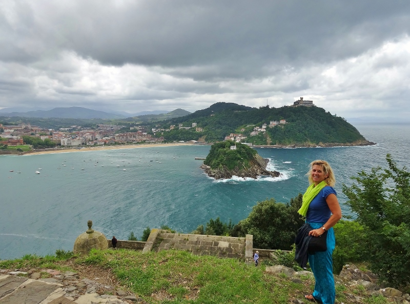  Looking across Bahia de La Concha to the Isla Santa Clara and Monte Igeldo