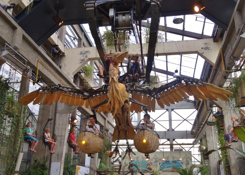 The heron inside the Galerie des Machines