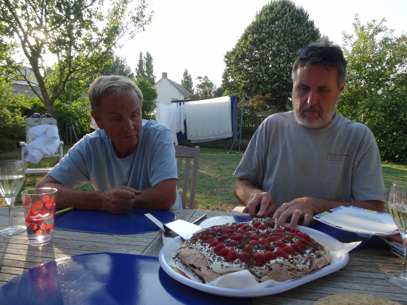 Rodney and Kevin deliberating over carving lines on Hannahs delicious chocolate pavlova