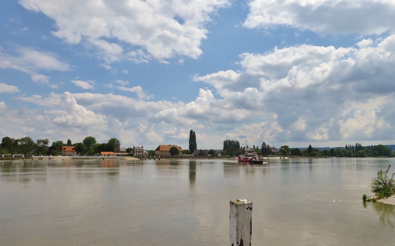  The ferry movng across the Seine to Jumieges 