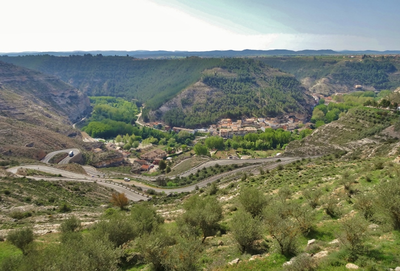 The road down into the Júcar river valley