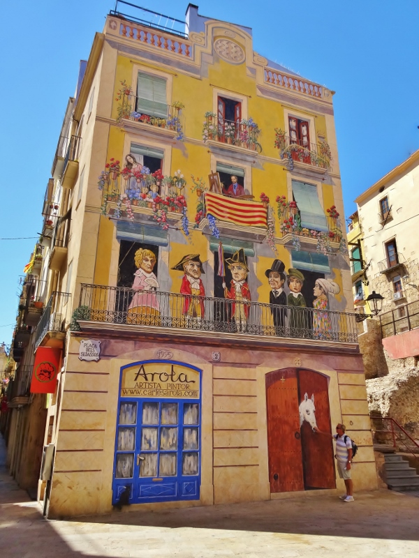 Fabulously painted house in the Placa dels Sedassos