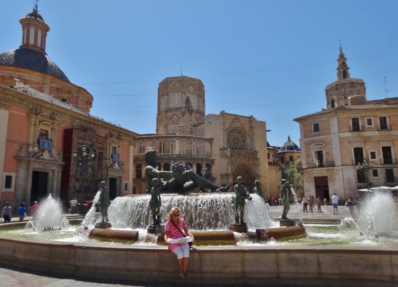 A rather camp statue in the middle of a fountain in the Plaza de La Virgen