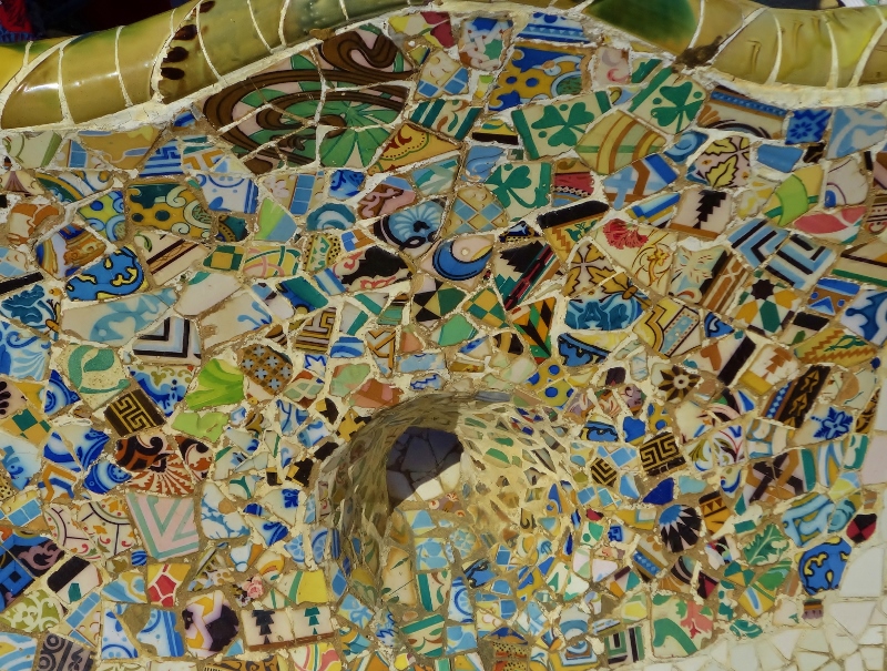 What to do with broken tiles in Parc Güell