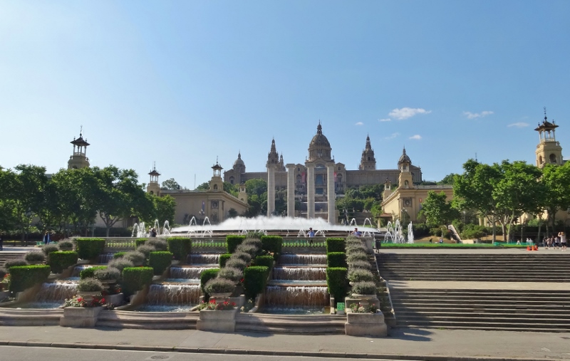  Looking up to the Palau National from the Plaça d’Espanya
