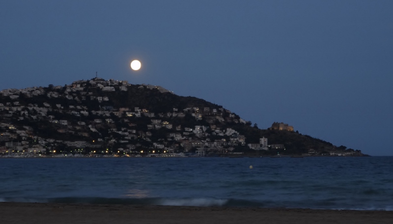 And the moon came up over Roses