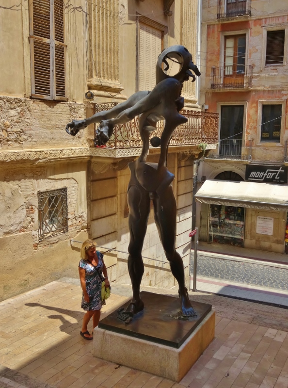 Mind bending sculptures in Figueres