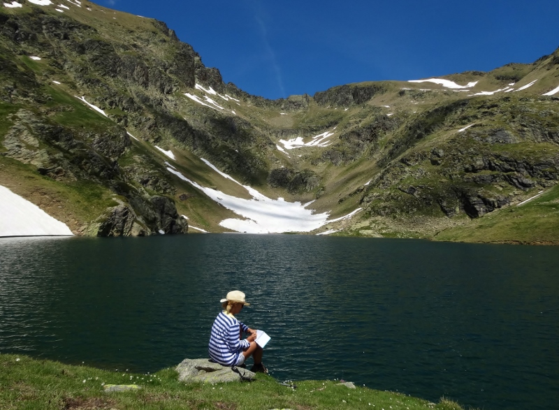 Writing notes for the blog by the Lago de Cabana Sorda