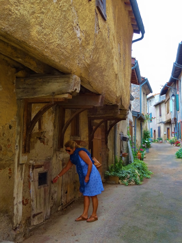 Perhaps there's someone behind this tiny door in Sorèze