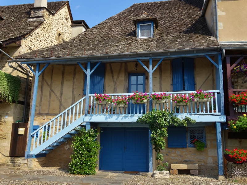A house I could live in on Quai Lestourgie
