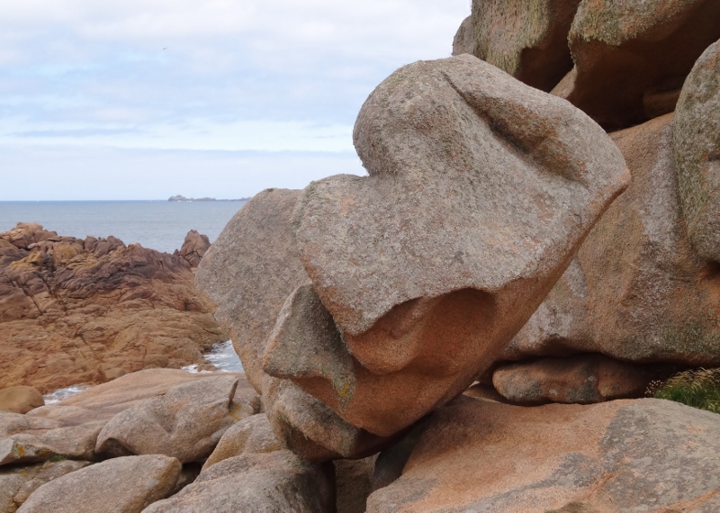 Creatively balanced rock at the Chaos de Ploumanac’h