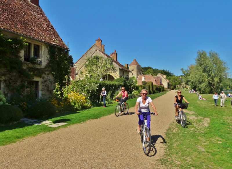 Lindy, Kath and Laura cycling in Apremont