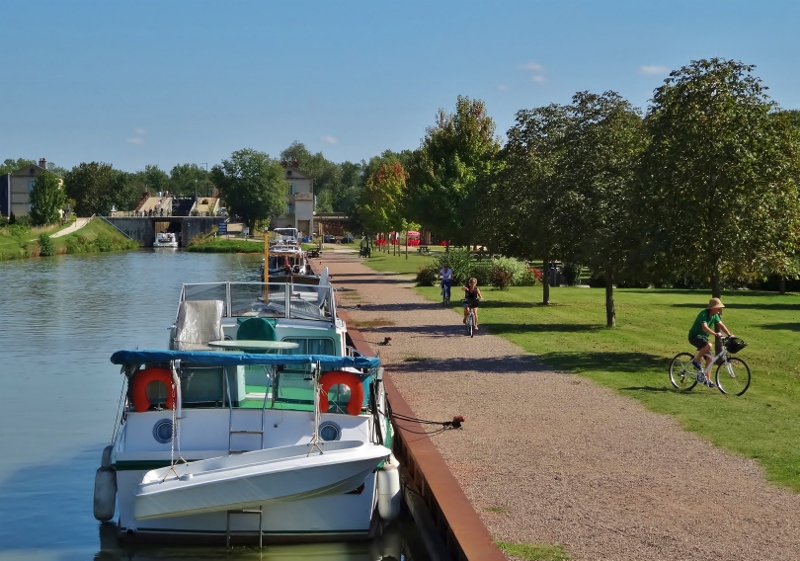 Cycling back to the boat in Le Guétin 
