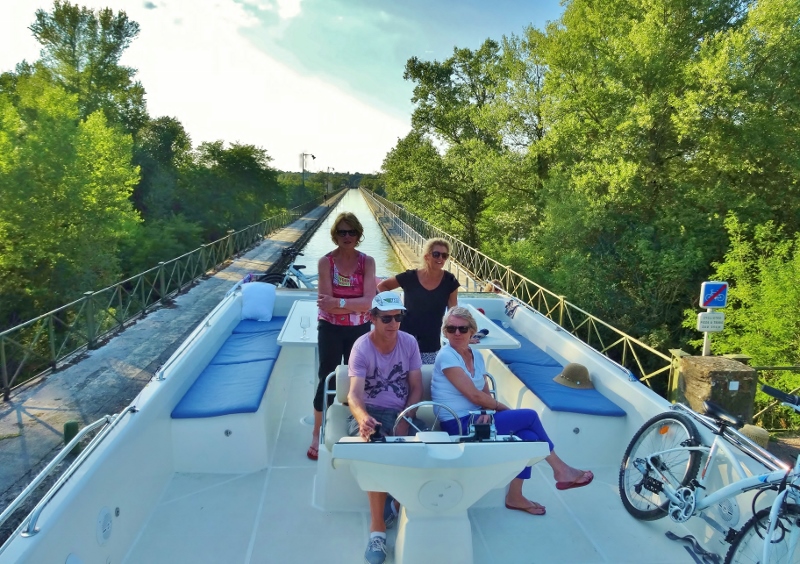 On the Pont Canal du Guétin