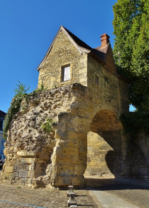 A tiny house curiously built on top of an old arch in Nevers 