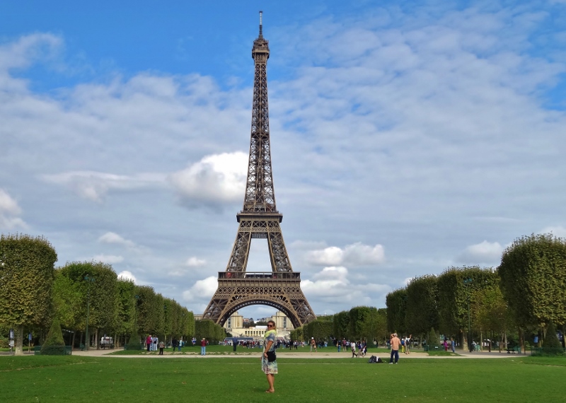 Laura and the classic view of the Tour Eiffel
