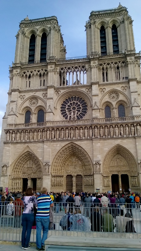 Julia and Rodney checking out the enormous queue for the Notre Dame