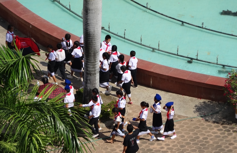 Schoolchildren below Patuxai